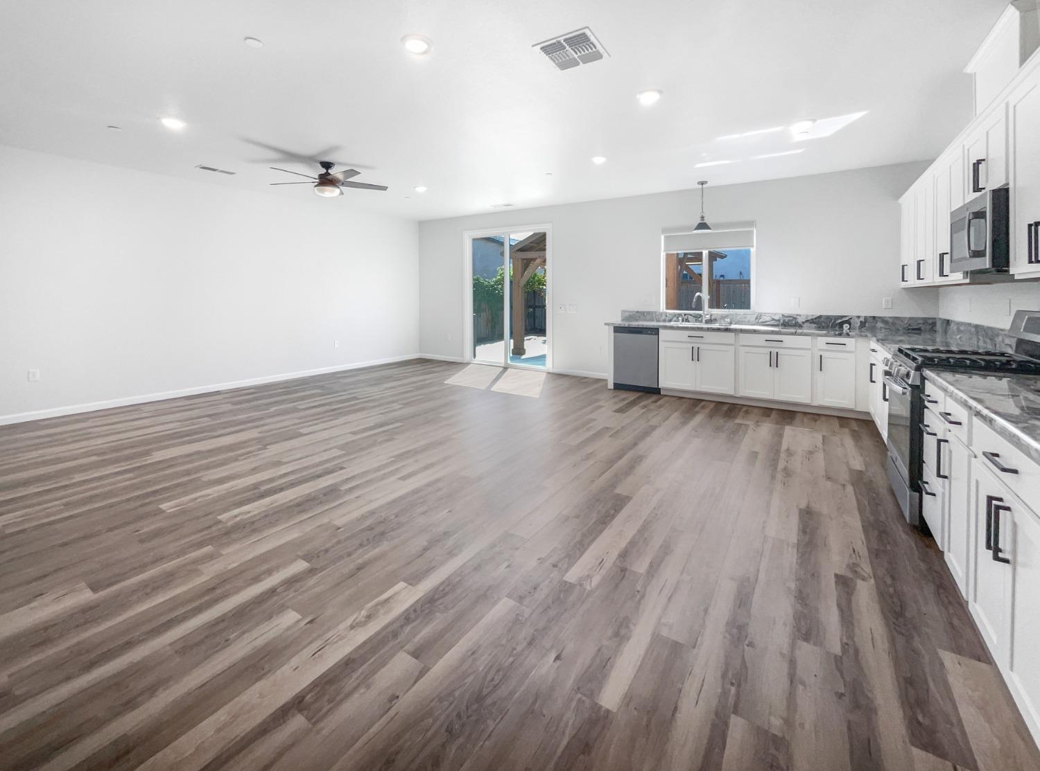 Detail Gallery Image 12 of 21 For 1314 Abrozo Way, Olivehurst,  CA 95961 - 4 Beds | 2 Baths