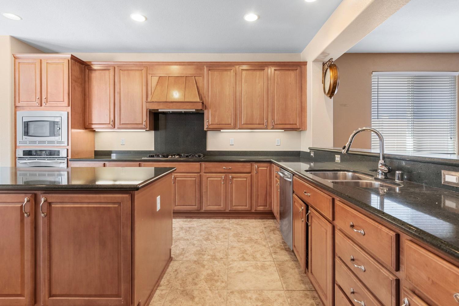 Detail Gallery Image 8 of 67 For 2337 Ashbrooke Ln, Manteca,  CA 95336 - 3 Beds | 2 Baths