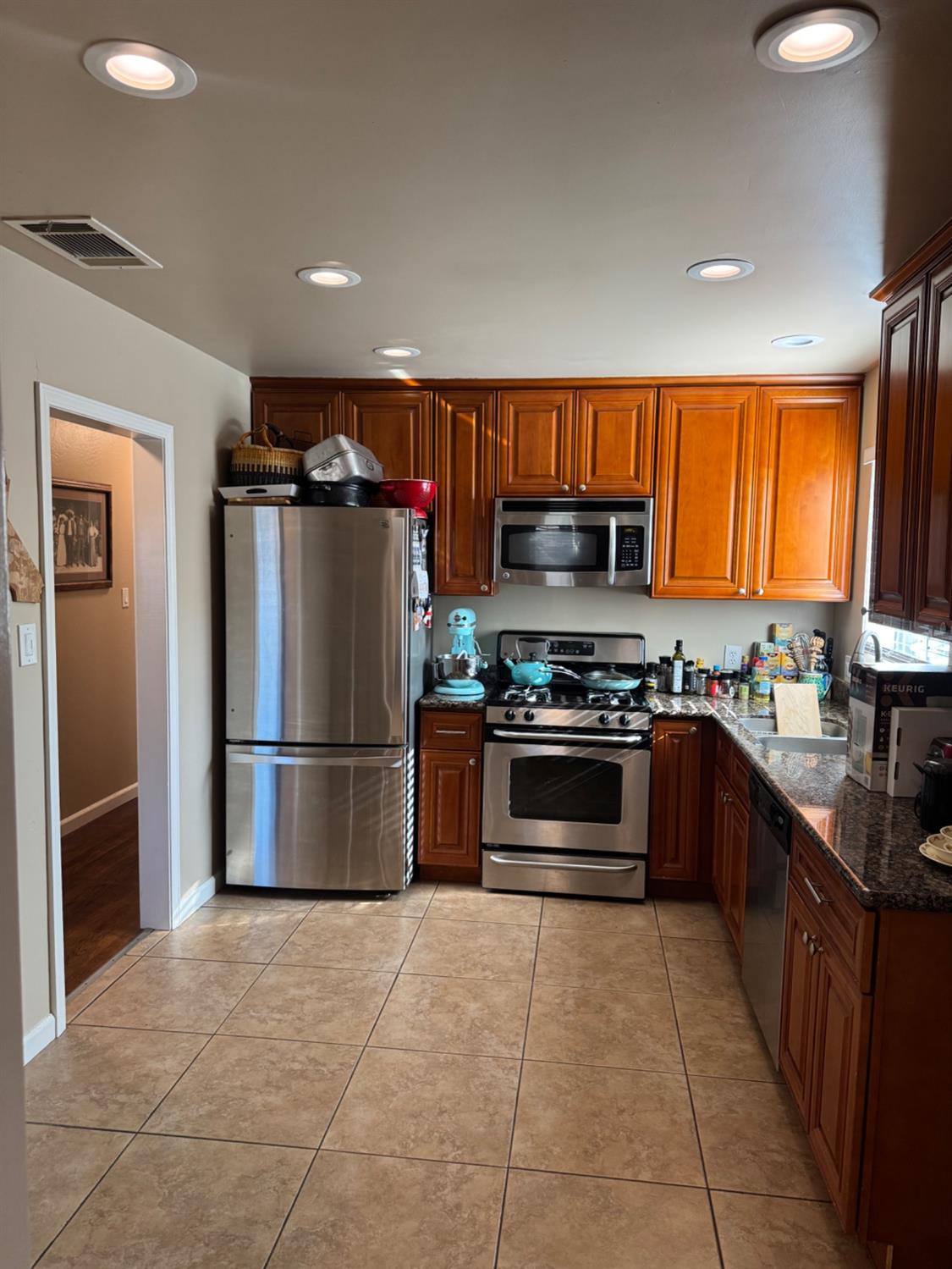 Detail Gallery Image 7 of 14 For 5221 71st, Sacramento,  CA 95820 - 3 Beds | 1 Baths
