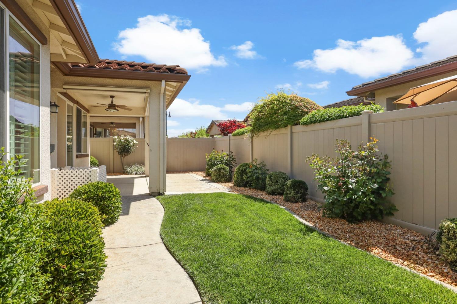 Detail Gallery Image 6 of 78 For 1736 Dogwood Glen Way, Manteca,  CA 95336 - 2 Beds | 2 Baths