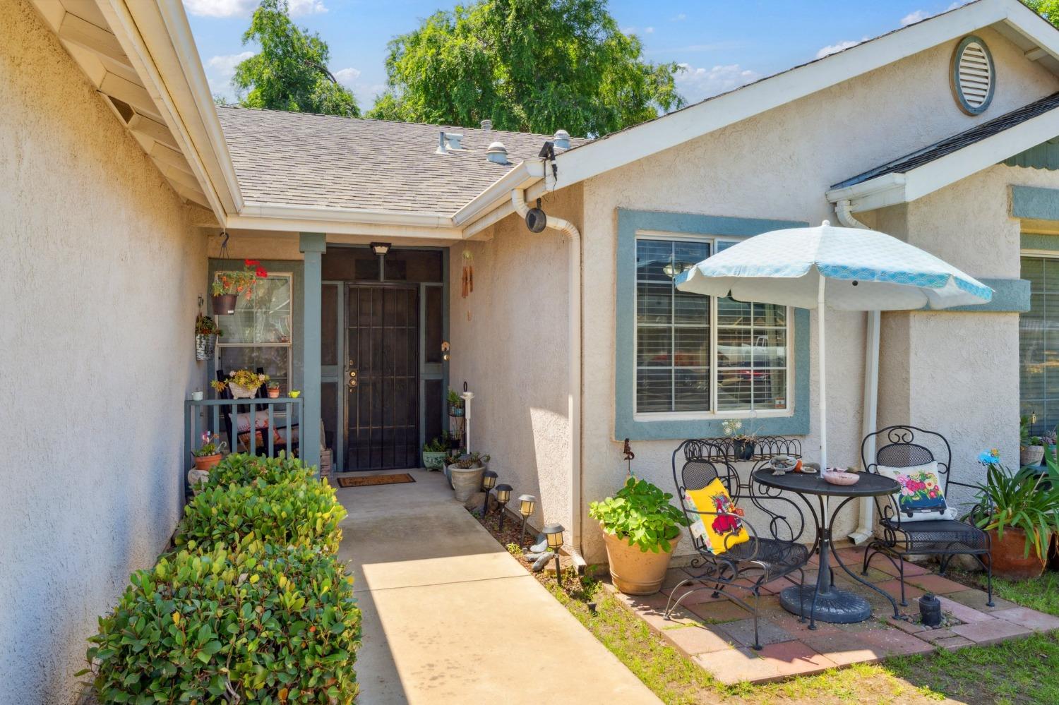 Detail Gallery Image 2 of 18 For 2932 Saginaw Ave, Clovis,  CA 93611 - 4 Beds | 2 Baths