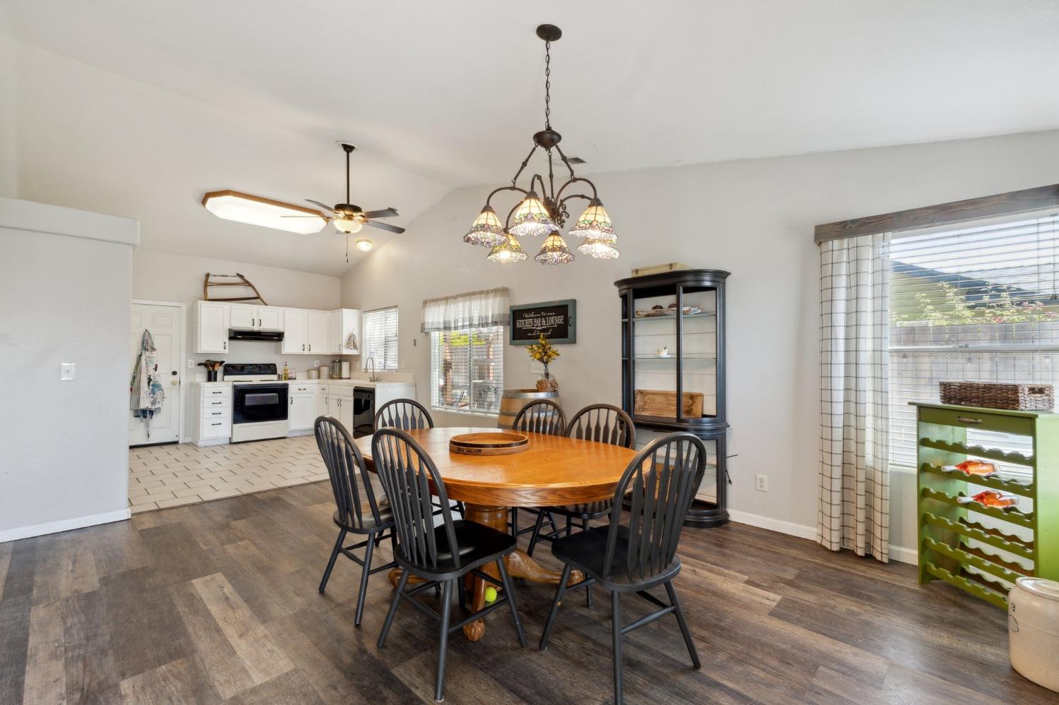 Detail Gallery Image 7 of 18 For 2932 Saginaw Ave, Clovis,  CA 93611 - 4 Beds | 2 Baths