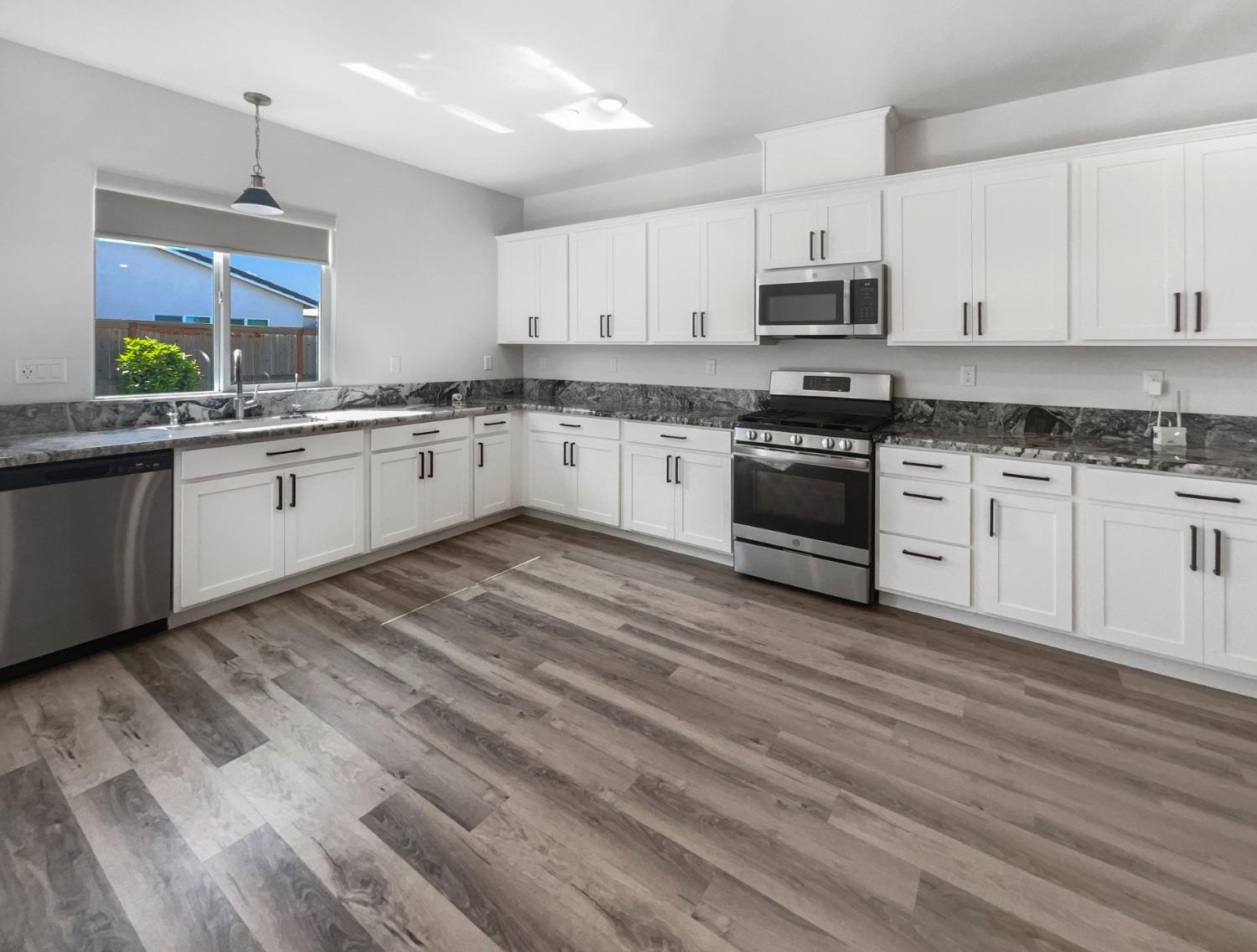 Detail Gallery Image 6 of 21 For 1314 Abrozo Way, Olivehurst,  CA 95961 - 4 Beds | 2 Baths