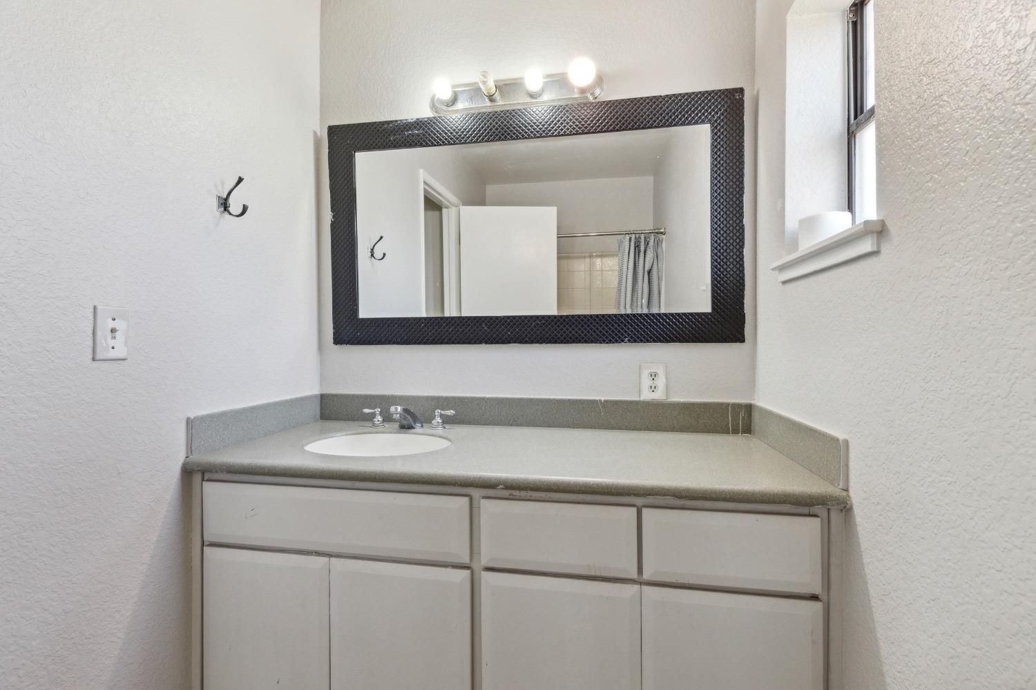 Detail Gallery Image 22 of 36 For 530 N Lincoln Ave, Manteca,  CA 95336 - 3 Beds | 2/1 Baths