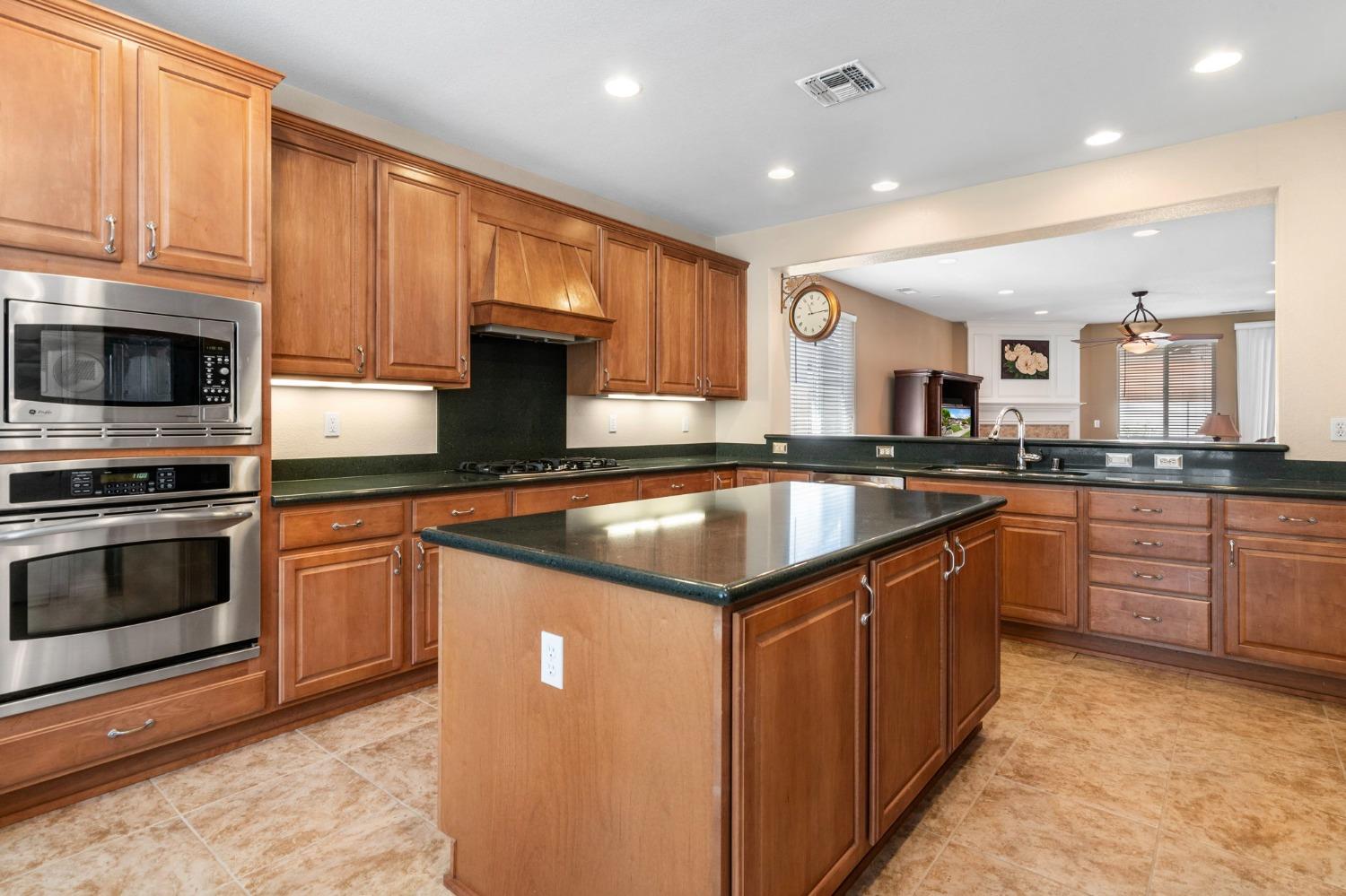 Detail Gallery Image 14 of 67 For 2337 Ashbrooke Ln, Manteca,  CA 95336 - 3 Beds | 2 Baths