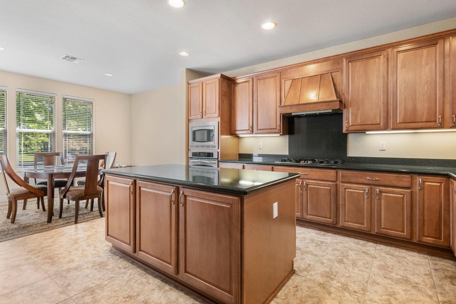 Detail Gallery Image 9 of 67 For 2337 Ashbrooke Ln, Manteca,  CA 95336 - 3 Beds | 2 Baths