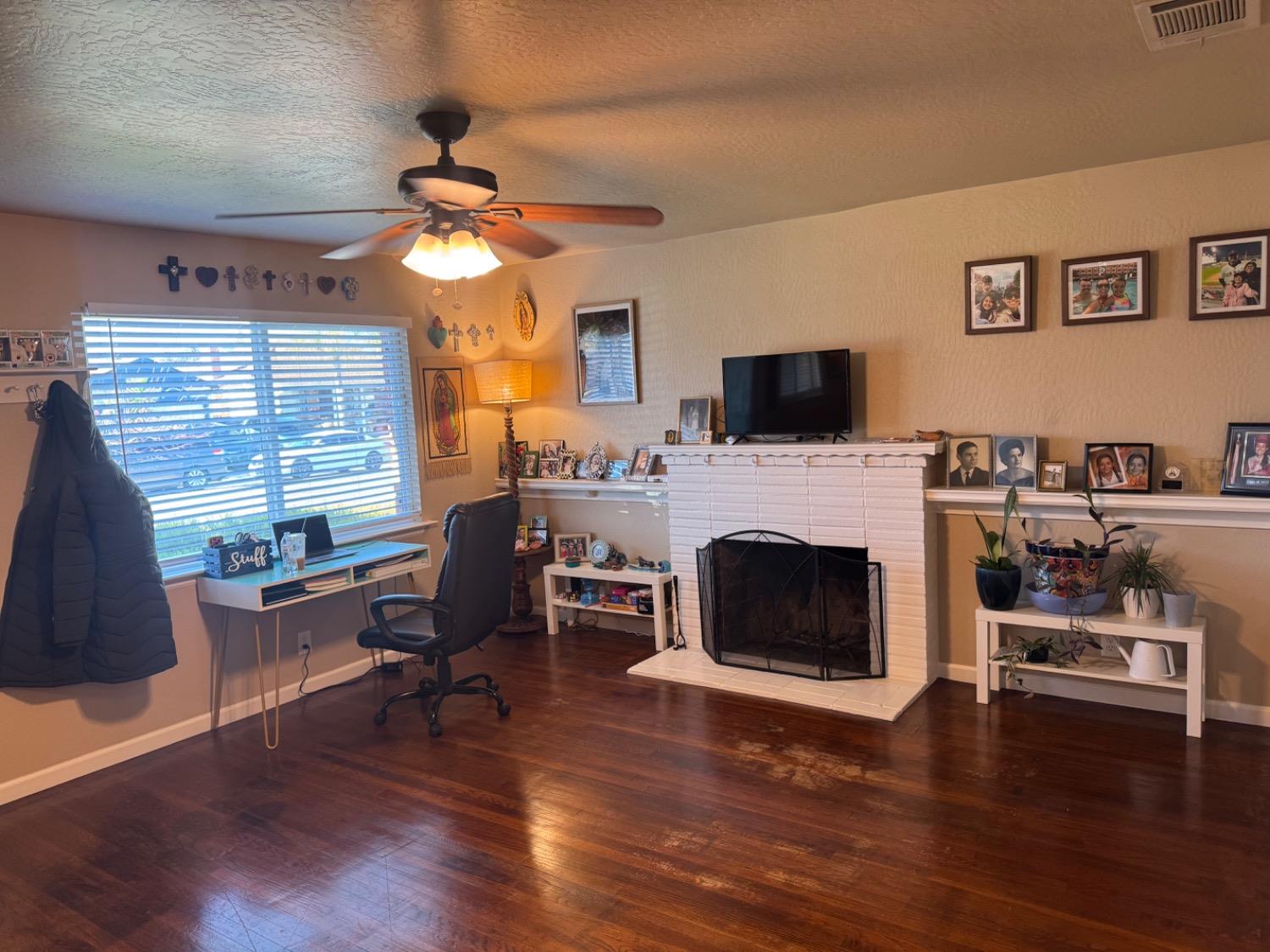 Detail Gallery Image 6 of 14 For 5221 71st, Sacramento,  CA 95820 - 3 Beds | 1 Baths