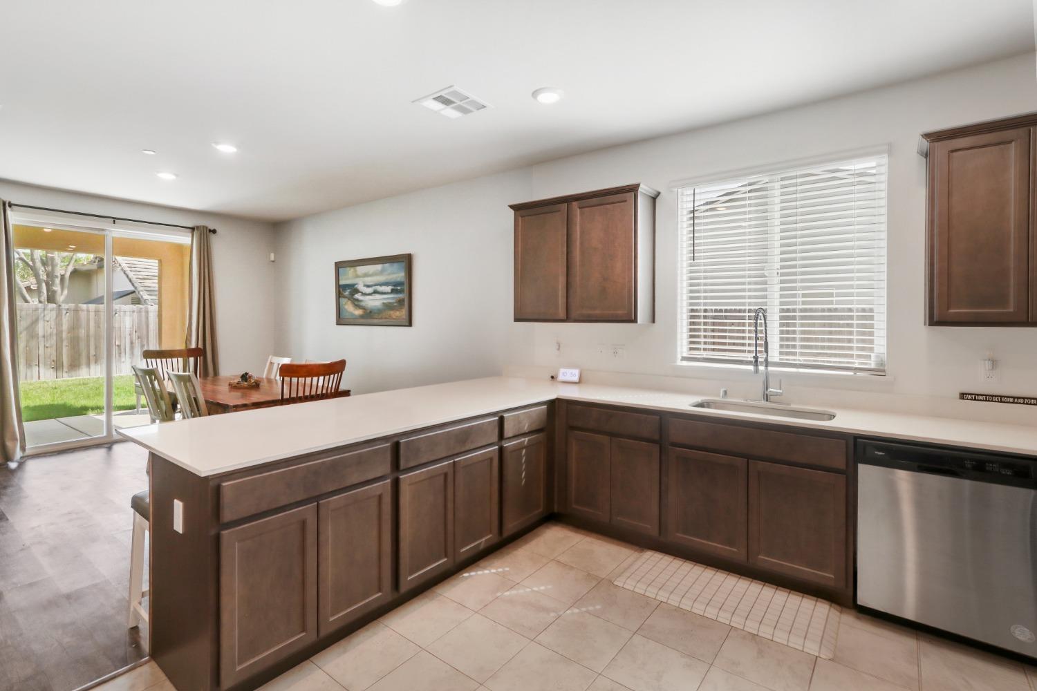 Detail Gallery Image 10 of 40 For 667 Crow Creek Dr, Galt,  CA 95632 - 4 Beds | 2 Baths