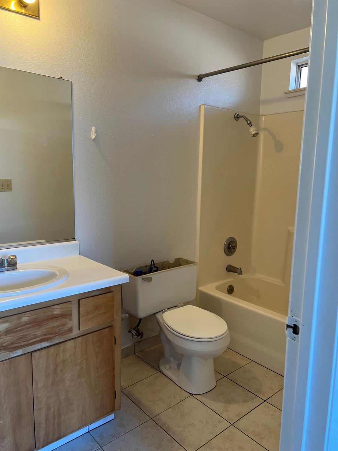 Detail Gallery Image 3 of 12 For 6072 Preakness Dr, Riverbank,  CA 95367 - 4 Beds | 2 Baths