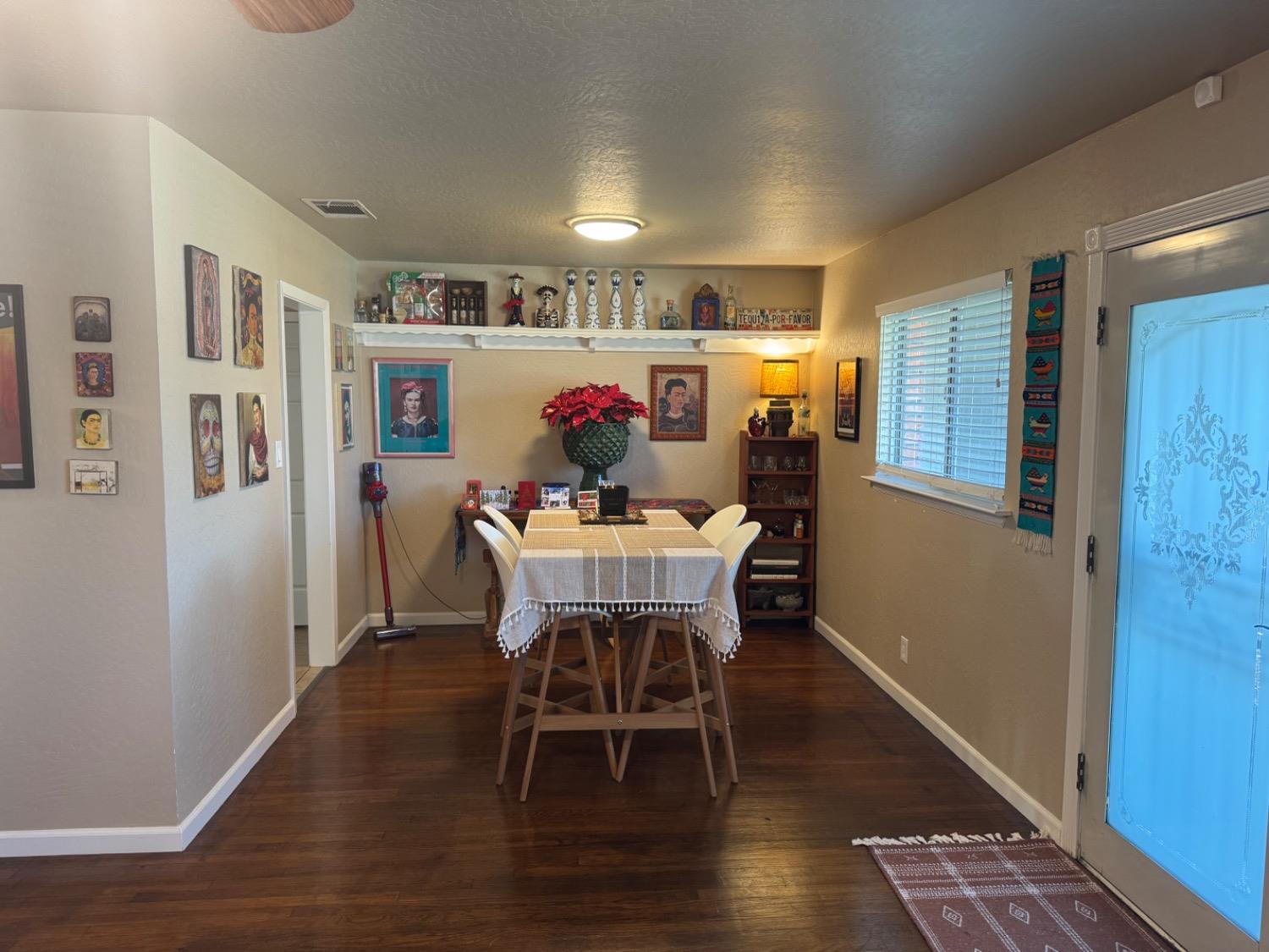 Detail Gallery Image 5 of 14 For 5221 71st, Sacramento,  CA 95820 - 3 Beds | 1 Baths