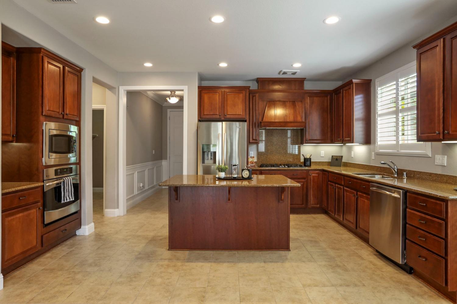 Detail Gallery Image 3 of 78 For 1736 Dogwood Glen Way, Manteca,  CA 95336 - 2 Beds | 2 Baths