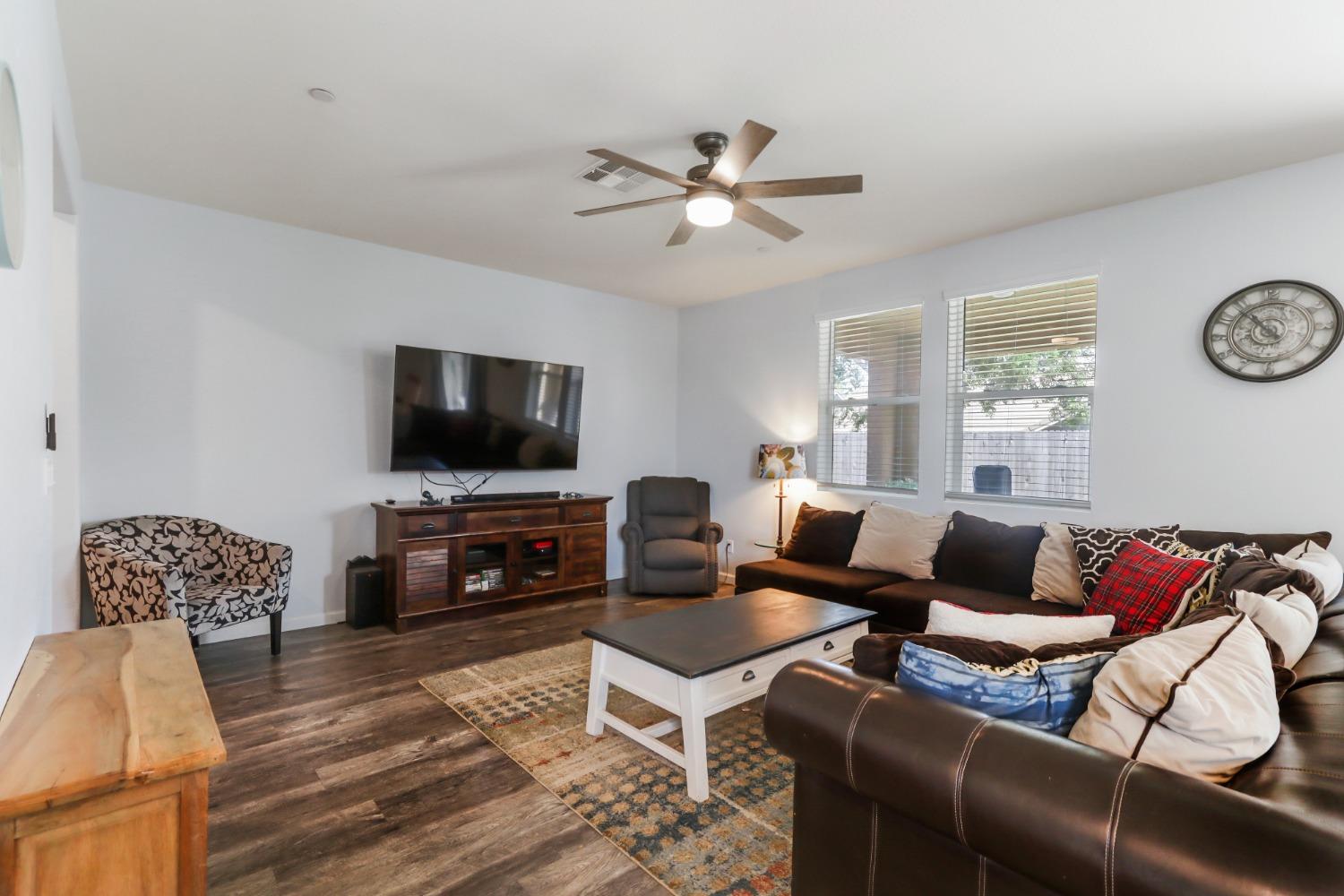Detail Gallery Image 4 of 40 For 667 Crow Creek Dr, Galt,  CA 95632 - 4 Beds | 2 Baths