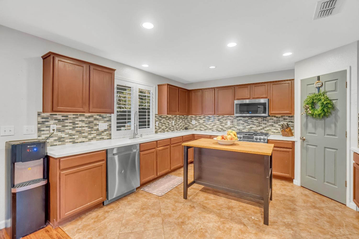Detail Gallery Image 9 of 40 For 10961 Woolwich Way, Mather,  CA 95655 - 5 Beds | 3 Baths
