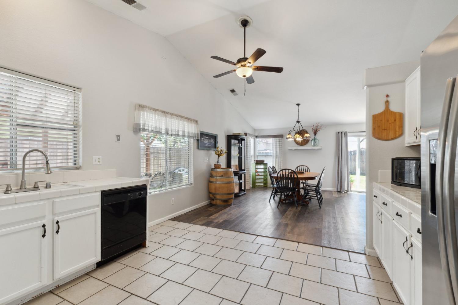 Detail Gallery Image 10 of 18 For 2932 Saginaw Ave, Clovis,  CA 93611 - 4 Beds | 2 Baths