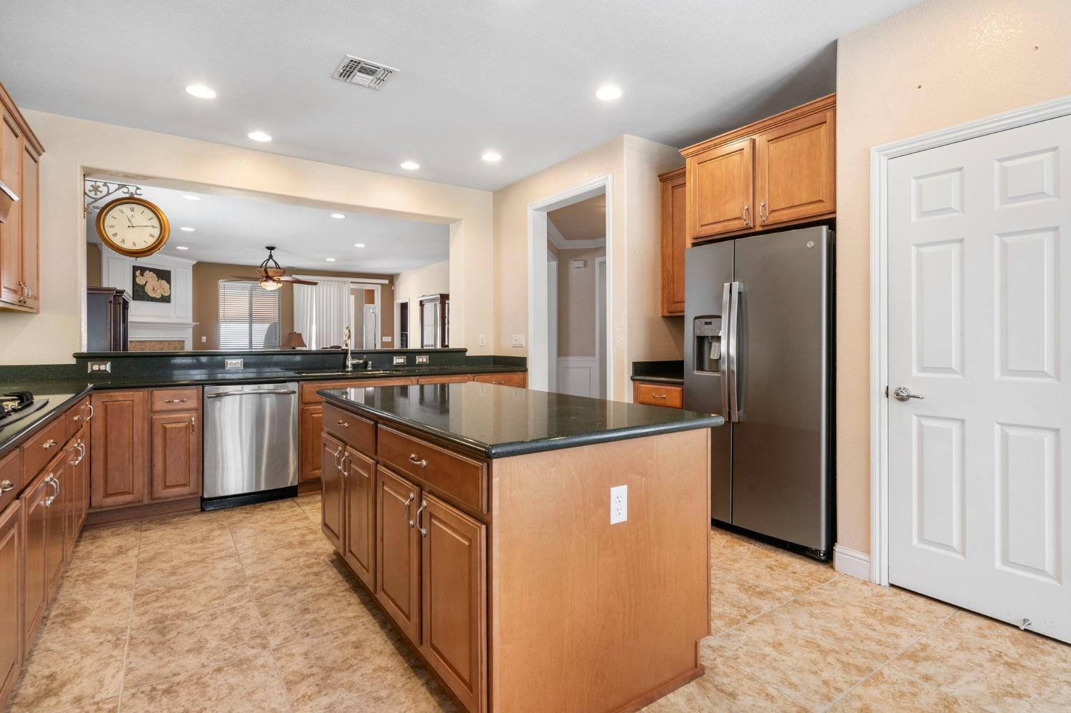 Detail Gallery Image 13 of 67 For 2337 Ashbrooke Ln, Manteca,  CA 95336 - 3 Beds | 2 Baths