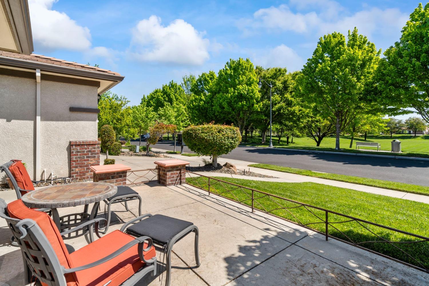Detail Gallery Image 5 of 67 For 2337 Ashbrooke Ln, Manteca,  CA 95336 - 3 Beds | 2 Baths
