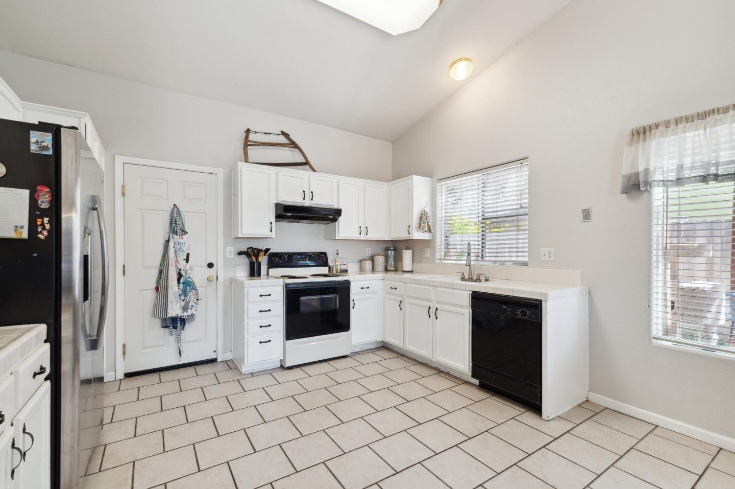 Detail Gallery Image 9 of 18 For 2932 Saginaw Ave, Clovis,  CA 93611 - 4 Beds | 2 Baths