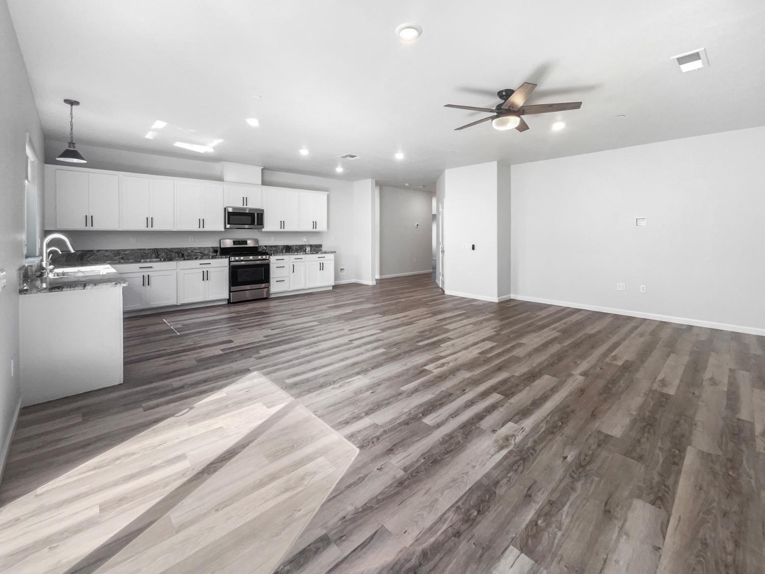 Detail Gallery Image 3 of 21 For 1314 Abrozo Way, Olivehurst,  CA 95961 - 4 Beds | 2 Baths