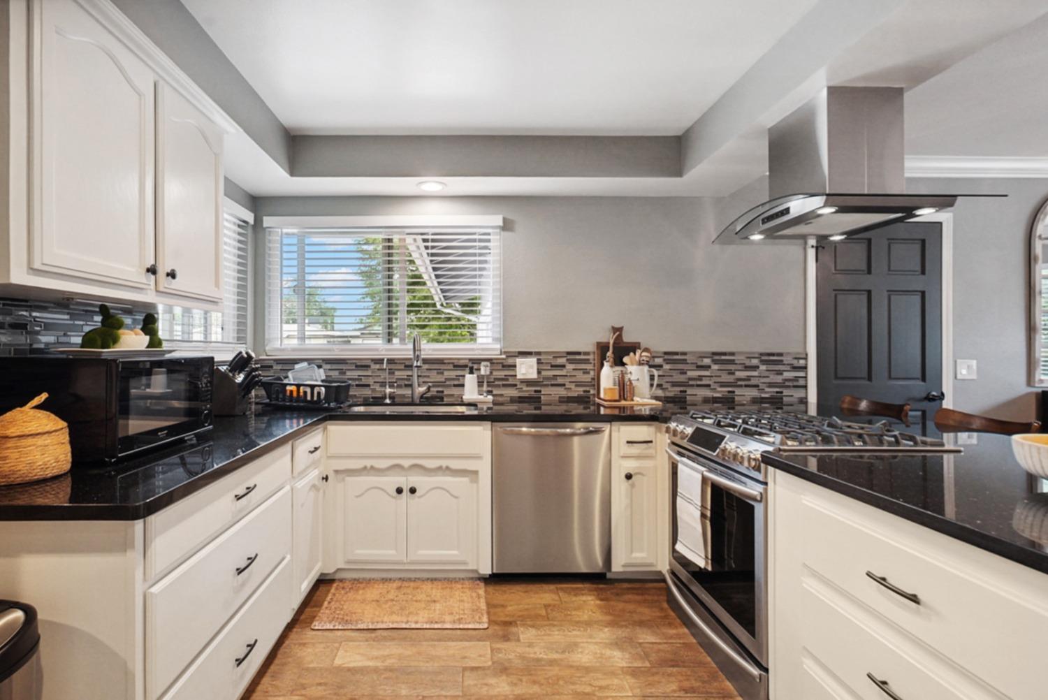 Detail Gallery Image 6 of 33 For 216 S 6th St, Patterson,  CA 95363 - 3 Beds | 2 Baths