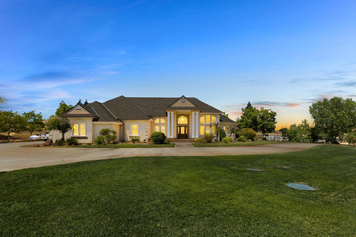 Detail Gallery Image 2 of 47 For 19997 E Liberty Rd, Clements,  CA 95632 - 8 Beds | 6/1 Baths