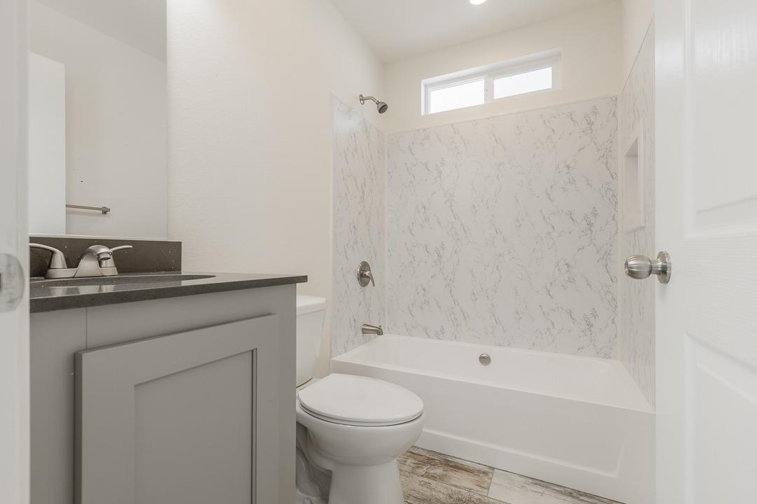 Detail Gallery Image 12 of 14 For 1550 162nd Ave 6, San Leandro,  CA 94578 - 2 Beds | 2 Baths