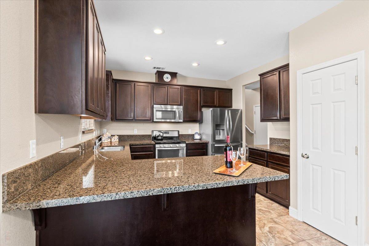 Detail Gallery Image 29 of 86 For 2060 Tarpan Way #22,  Oakdale,  CA 95361 - 4 Beds | 2/1 Baths