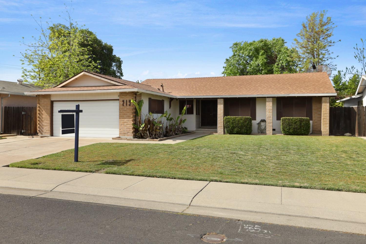 Detail Gallery Image 2 of 36 For 219 Mckelvey Ave, Stockton,  CA 95210 - 3 Beds | 2 Baths