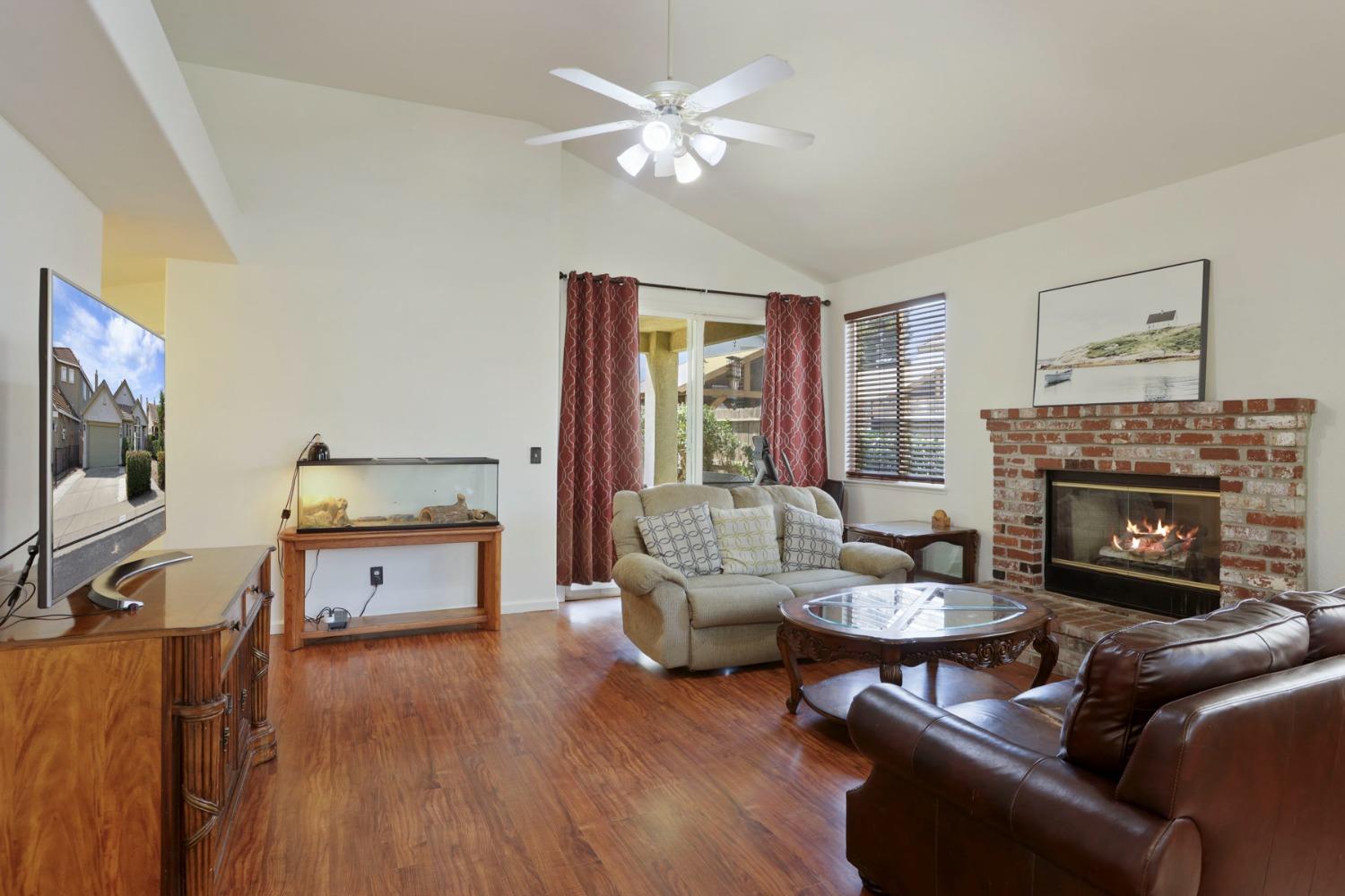 Detail Gallery Image 2 of 40 For 2039 London Ave, Manteca,  CA 95336 - 4 Beds | 2 Baths