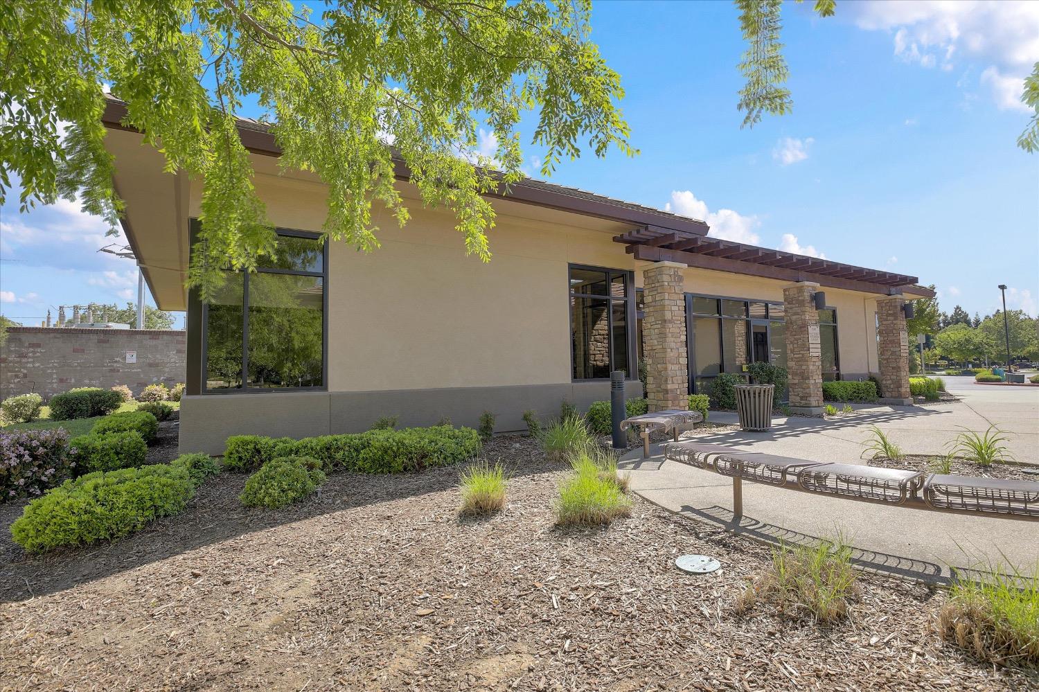 Detail Gallery Image 6 of 30 For 9307 Laguna Springs Dr #100,  Elk Grove,  CA 95758 - – Beds | – Baths