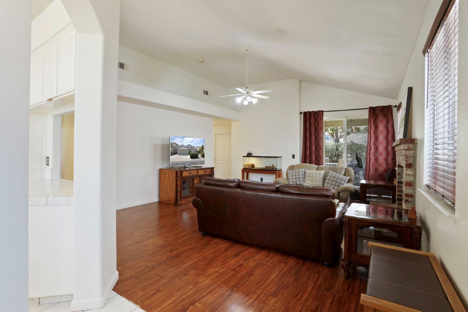 Detail Gallery Image 10 of 40 For 2039 London Ave, Manteca,  CA 95336 - 4 Beds | 2 Baths