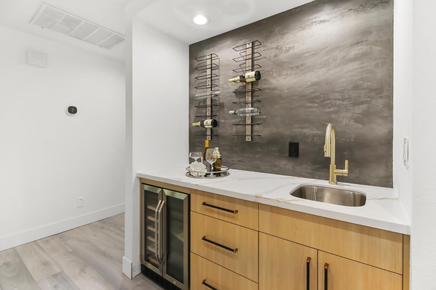 Detail Gallery Image 16 of 59 For 6550 Riverside Blvd, Sacramento,  CA 95831 - 3 Beds | 2 Baths