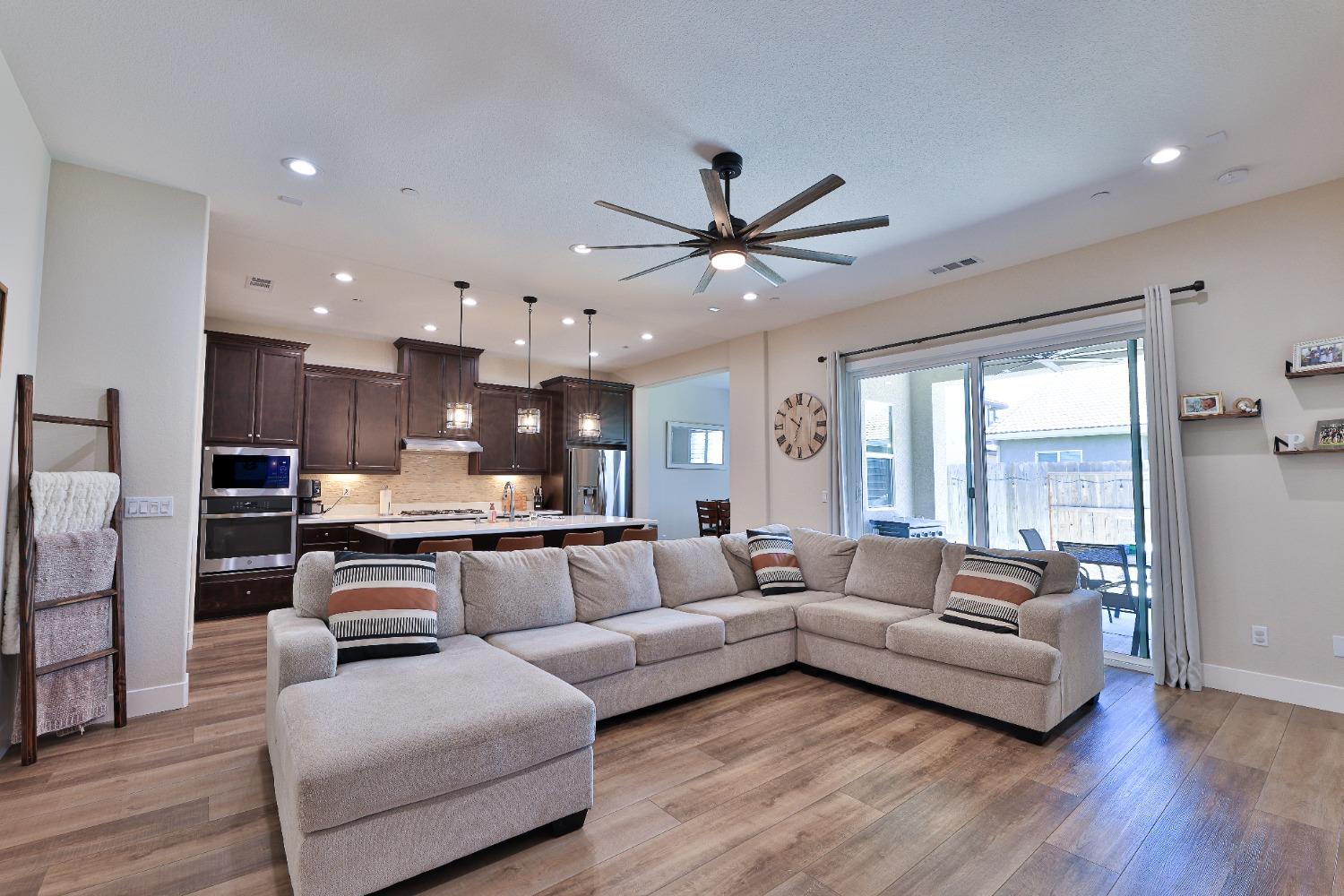 Detail Gallery Image 4 of 52 For 2403 Tribeca Ave, Manteca,  CA 95337 - 3 Beds | 3 Baths