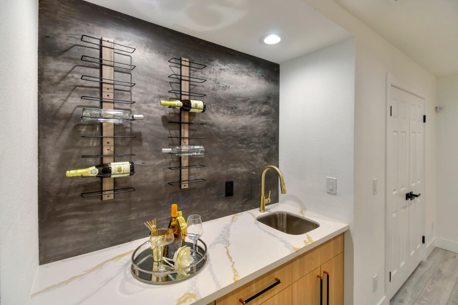 Detail Gallery Image 14 of 59 For 6550 Riverside Blvd, Sacramento,  CA 95831 - 3 Beds | 2 Baths
