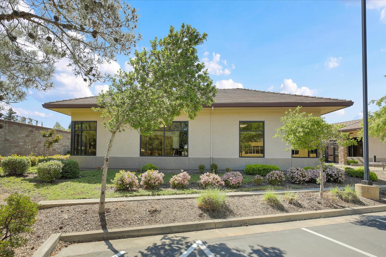 Detail Gallery Image 7 of 30 For 9307 Laguna Springs Dr #100,  Elk Grove,  CA 95758 - – Beds | – Baths