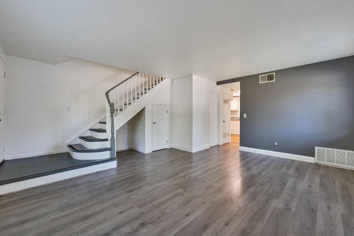 Photo #5: 225040460 Listing: Photo #5