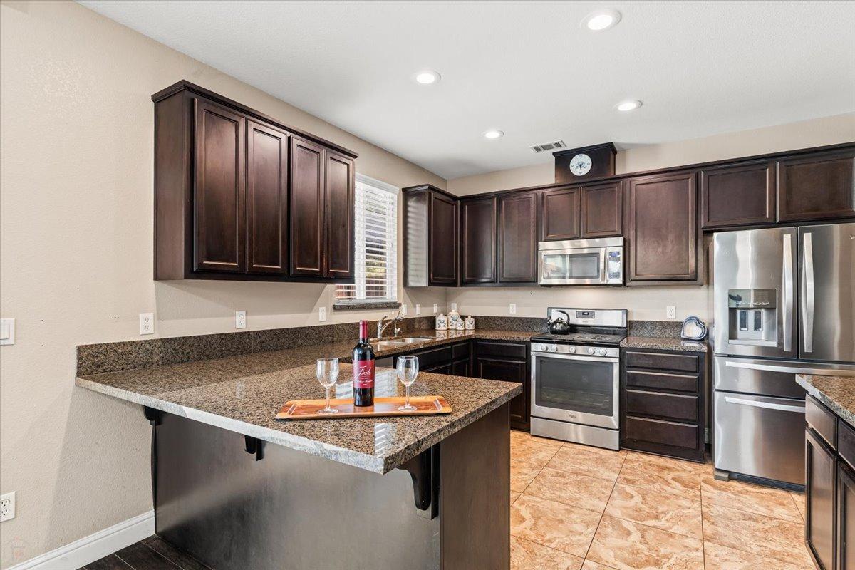 Detail Gallery Image 14 of 86 For 2060 Tarpan Way #22,  Oakdale,  CA 95361 - 4 Beds | 2/1 Baths