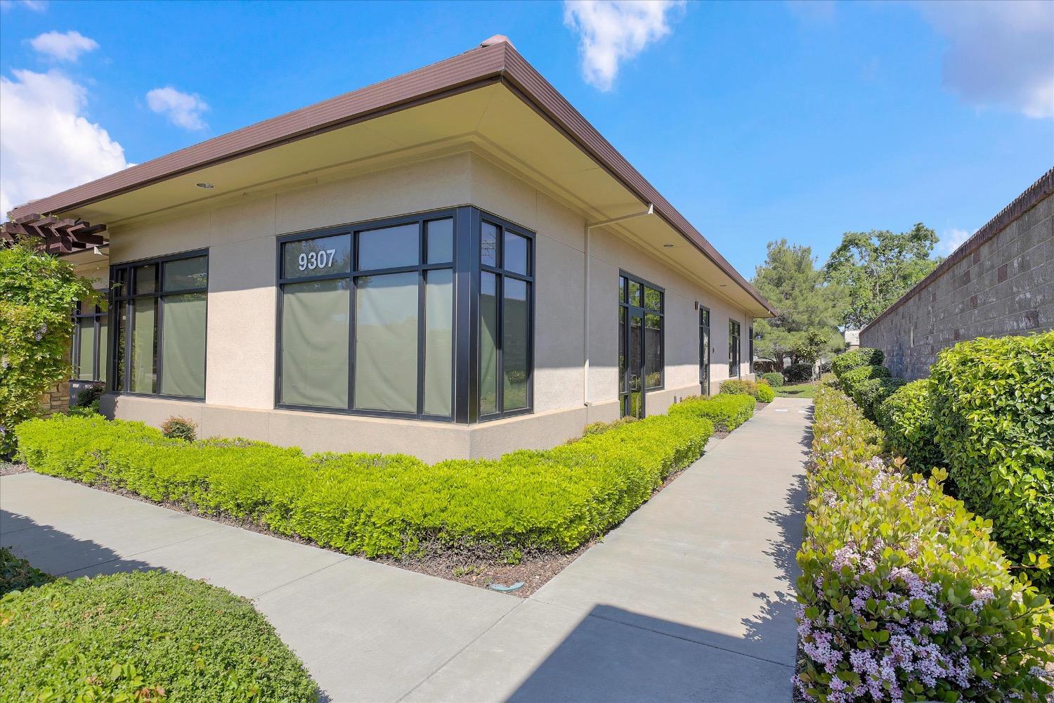 Detail Gallery Image 4 of 30 For 9307 Laguna Springs Dr #100,  Elk Grove,  CA 95758 - – Beds | – Baths