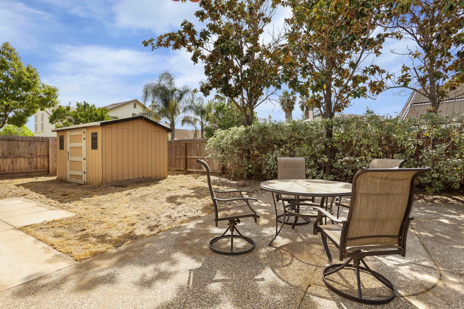 Detail Gallery Image 4 of 40 For 2039 London Ave, Manteca,  CA 95336 - 4 Beds | 2 Baths