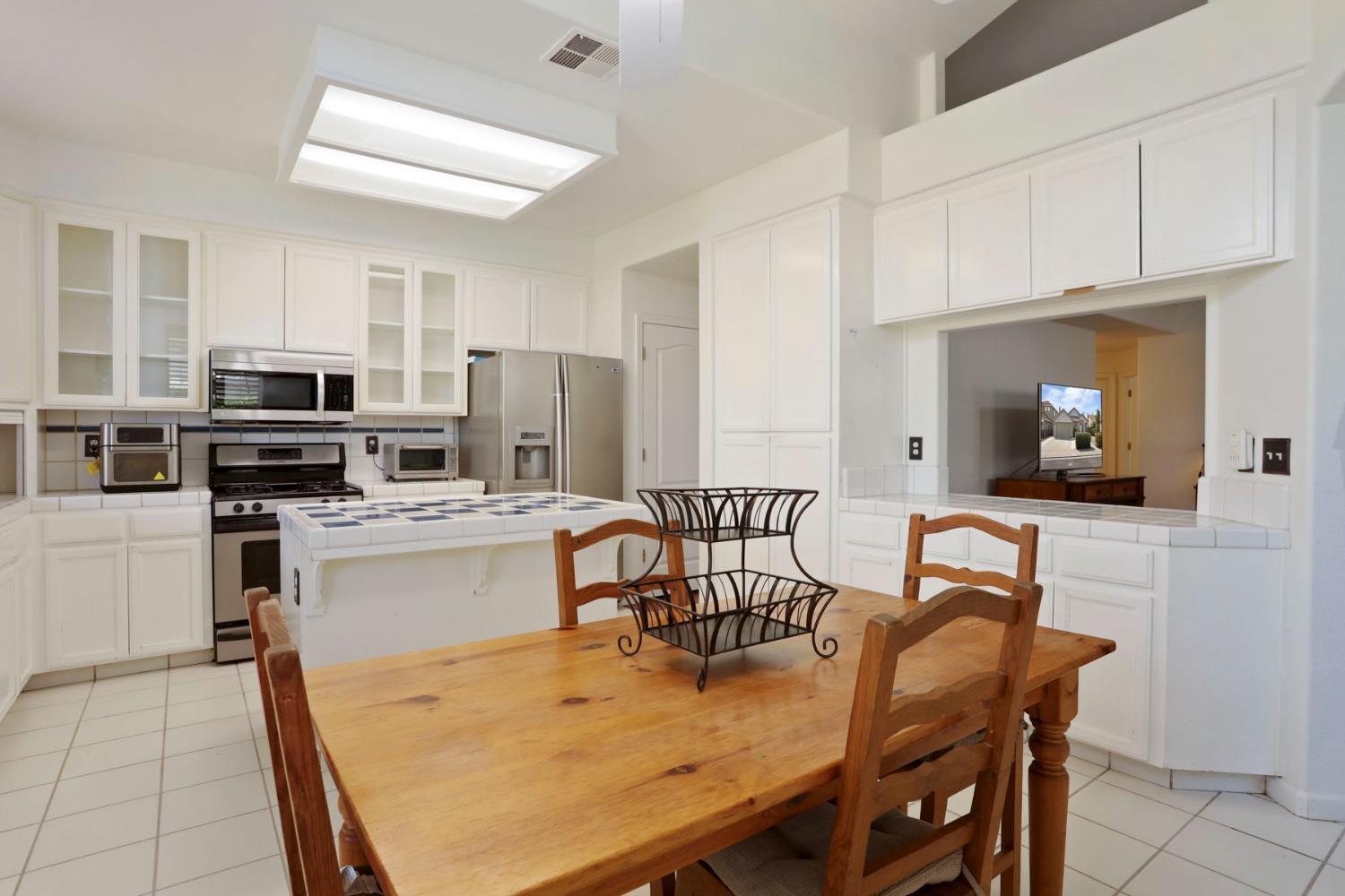 Detail Gallery Image 3 of 40 For 2039 London Ave, Manteca,  CA 95336 - 4 Beds | 2 Baths