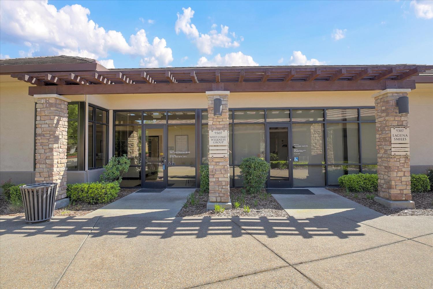 Detail Gallery Image 5 of 30 For 9307 Laguna Springs Dr #100,  Elk Grove,  CA 95758 - – Beds | – Baths