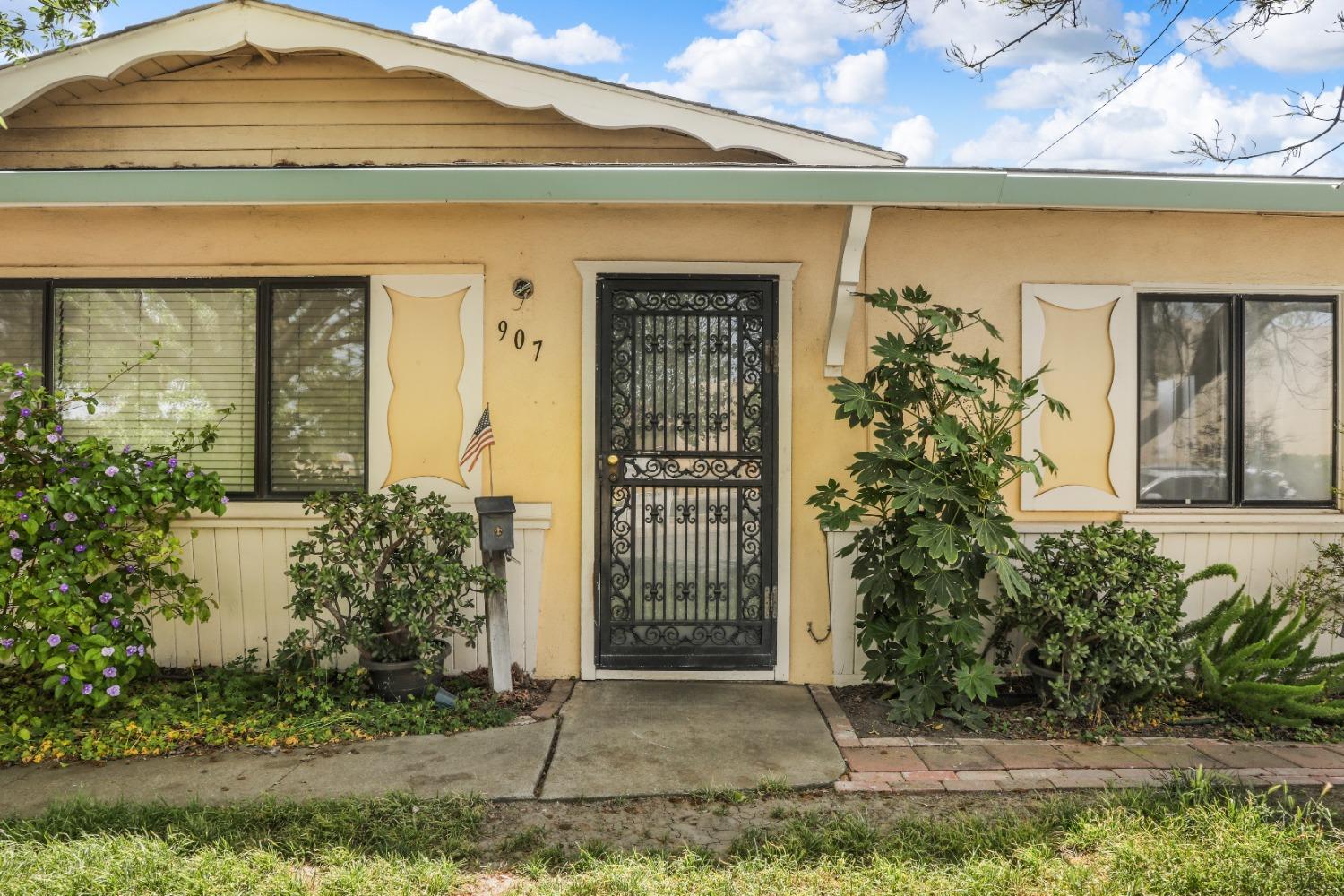 Detail Gallery Image 1 of 24 For 907 Ash Ave, Los Banos,  CA 93635 - 3 Beds | 1/1 Baths