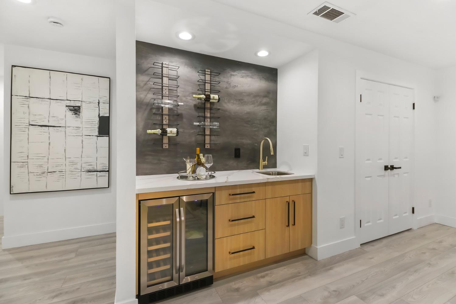 Detail Gallery Image 13 of 59 For 6550 Riverside Blvd, Sacramento,  CA 95831 - 3 Beds | 2 Baths