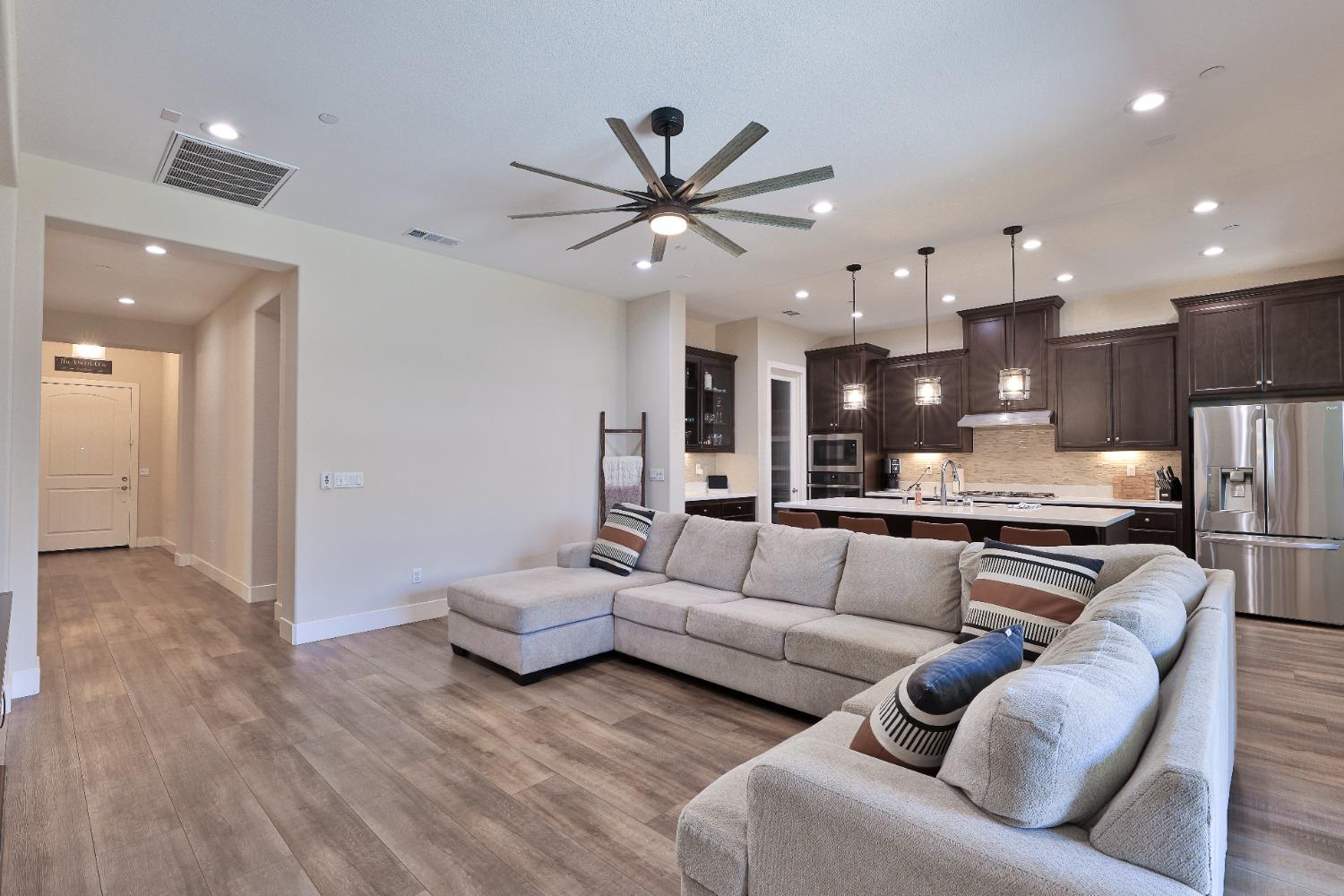 Detail Gallery Image 5 of 52 For 2403 Tribeca Ave, Manteca,  CA 95337 - 3 Beds | 3 Baths