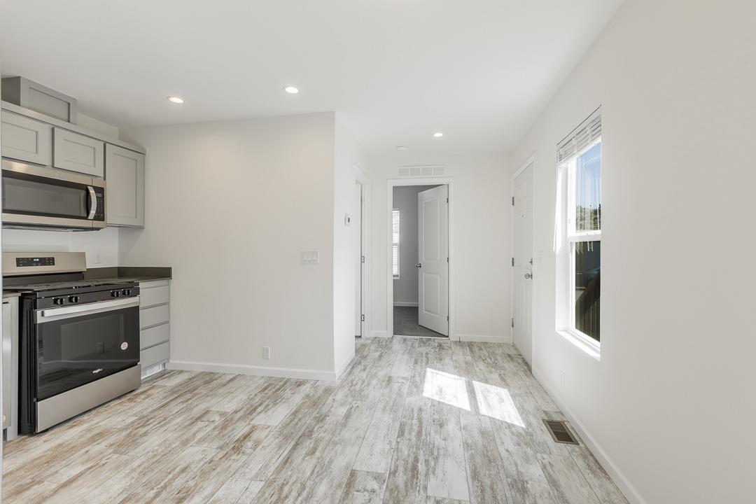Detail Gallery Image 6 of 14 For 1550 162nd Ave 6, San Leandro,  CA 94578 - 2 Beds | 2 Baths