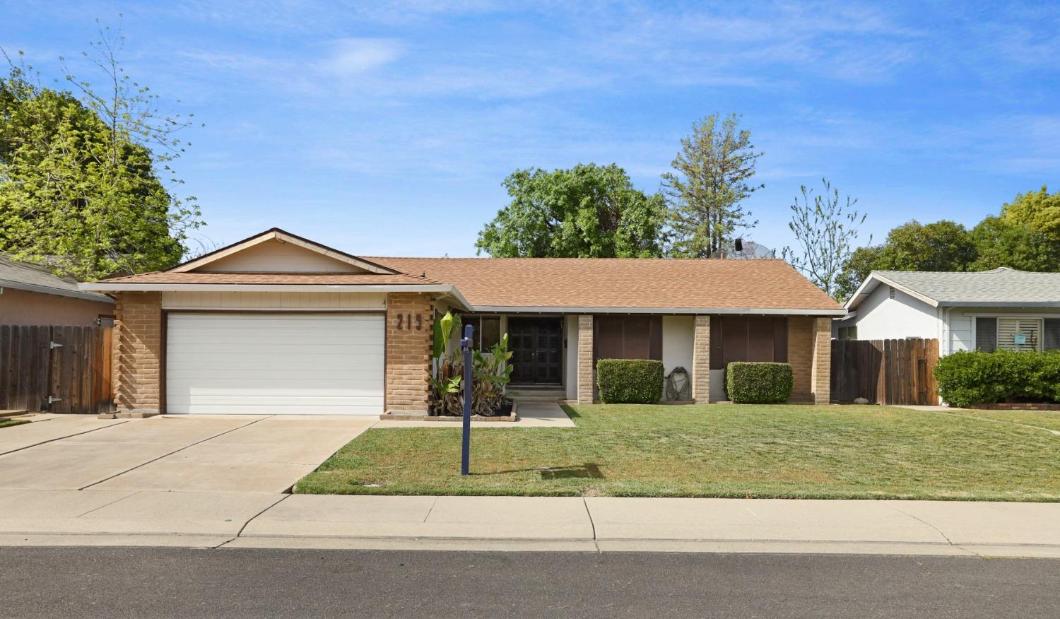 Detail Gallery Image 1 of 36 For 219 Mckelvey Ave, Stockton,  CA 95210 - 3 Beds | 2 Baths