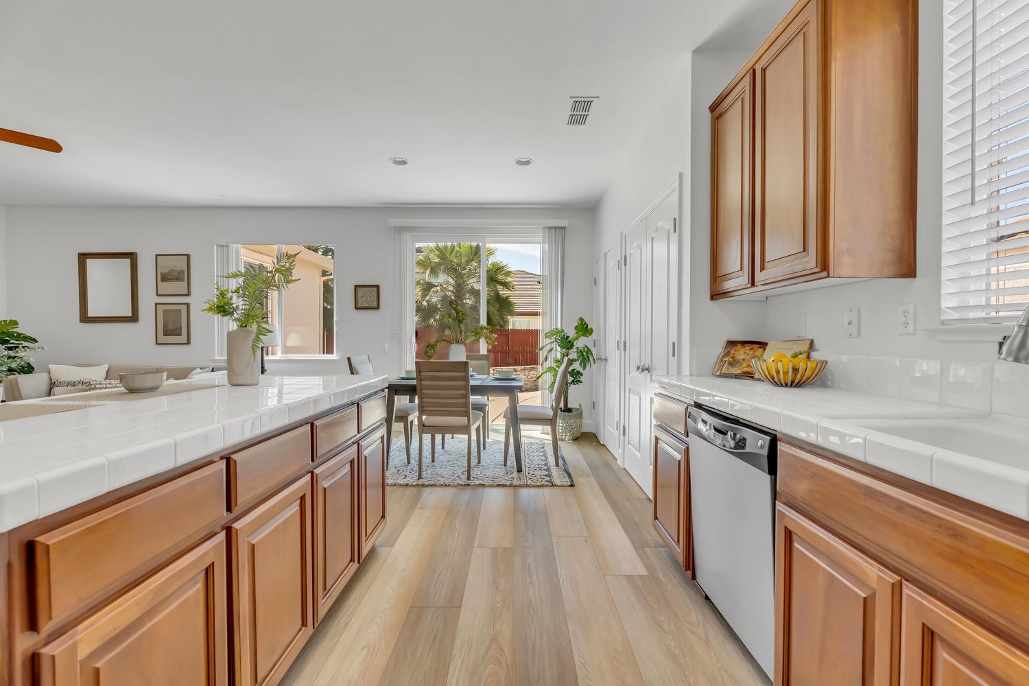 Detail Gallery Image 12 of 50 For 1873 Redondo Rd, West Sacramento,  CA 95691 - 5 Beds | 3/1 Baths