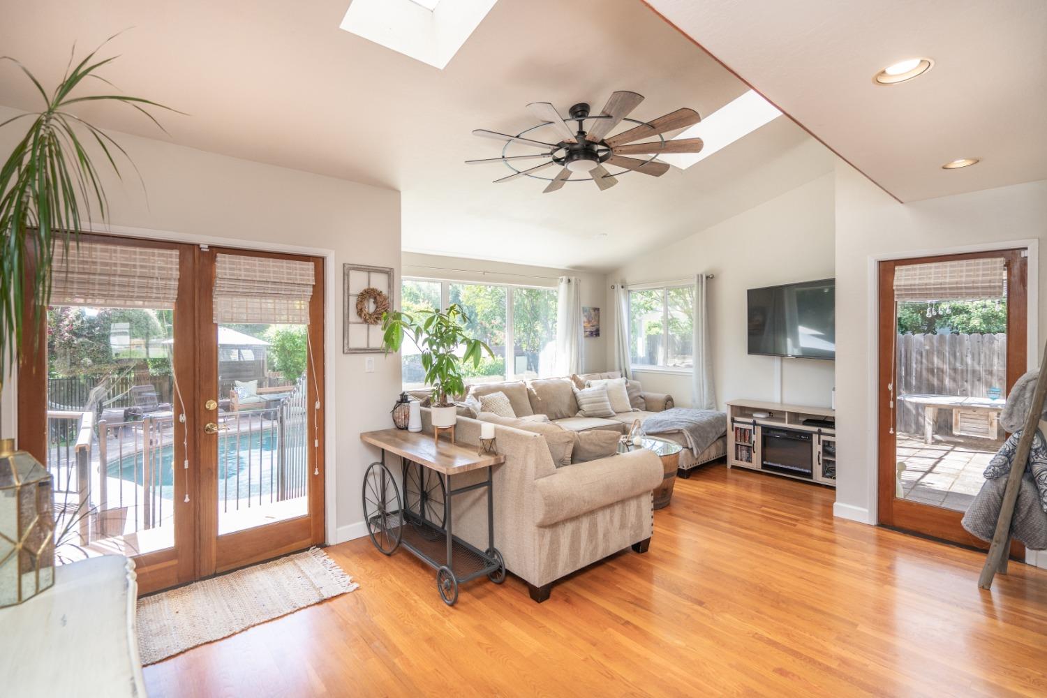 Oak Knoll Drive, Carmichael, California image 16