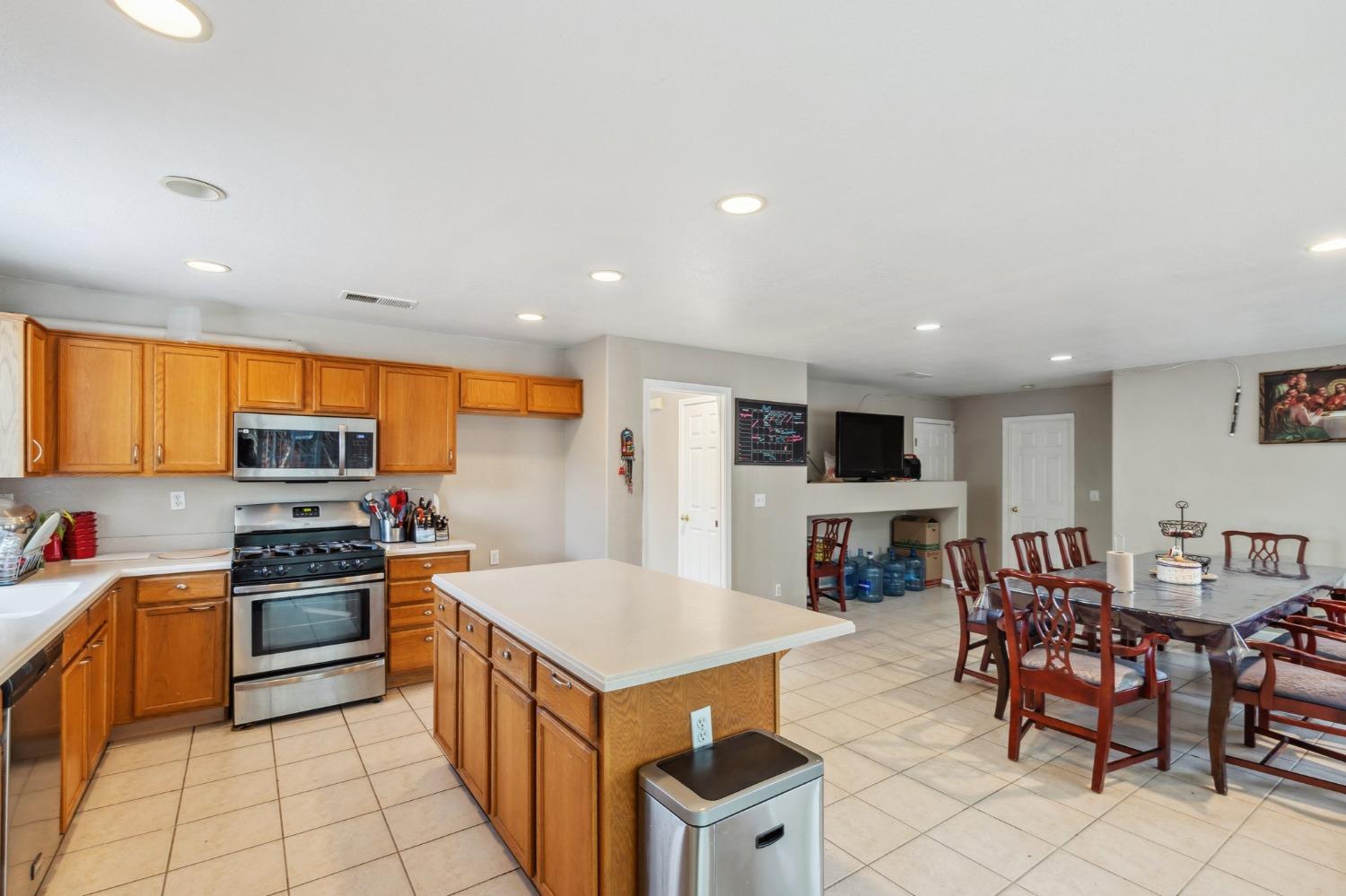Detail Gallery Image 9 of 37 For 748 Heron Dr, Los Banos,  CA 93635 - 5 Beds | 3 Baths