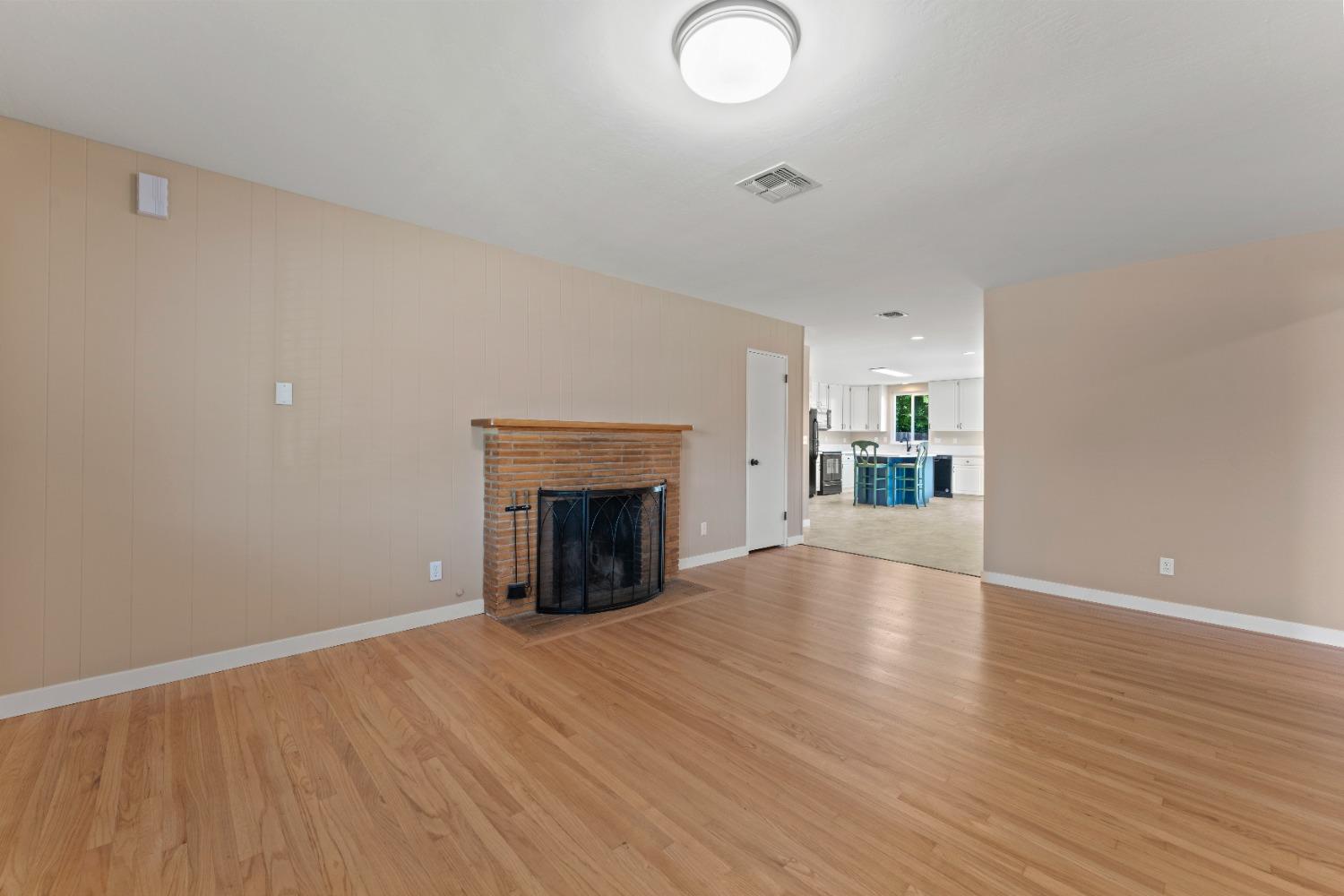 Detail Gallery Image 6 of 26 For 4991 Lippitt Ln, Sacramento,  CA 95820 - 3 Beds | 1 Baths