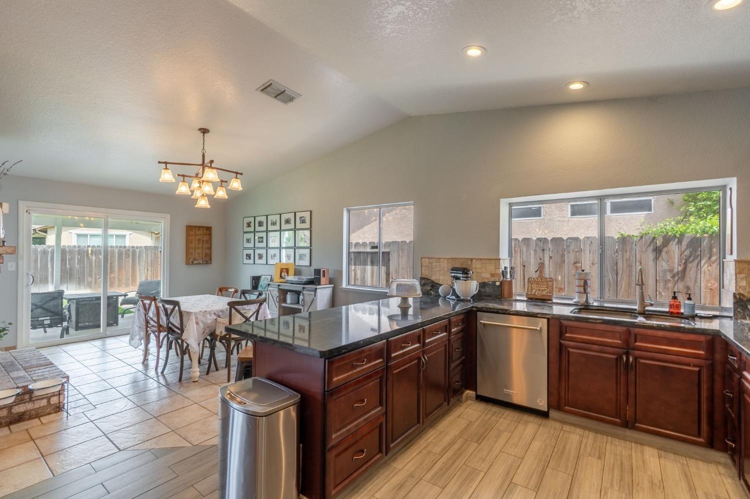 Detail Gallery Image 7 of 29 For 7001 White Pine Way, Hughson,  CA 95326 - 3 Beds | 2 Baths